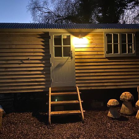 Chez Maurice Luxury Shepherds Hut With Bath And Hot Tub Kelling 외부 사진