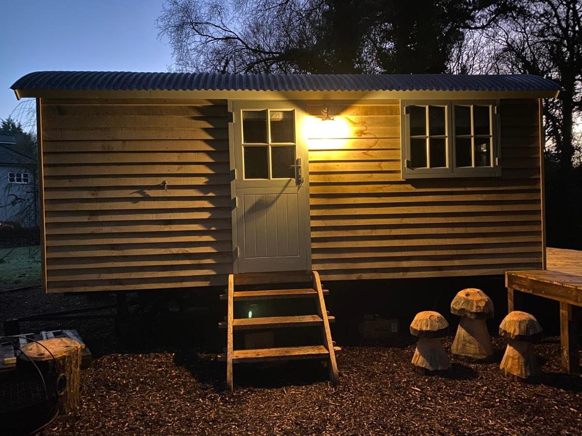 Chez Maurice Luxury Shepherds Hut With Bath And Hot Tub Kelling 외부 사진