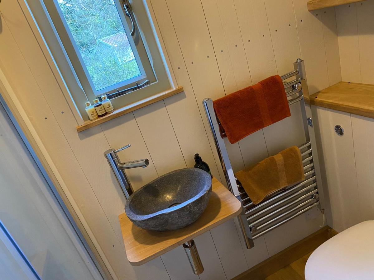 Chez Maurice Luxury Shepherds Hut With Bath And Hot Tub Kelling 외부 사진