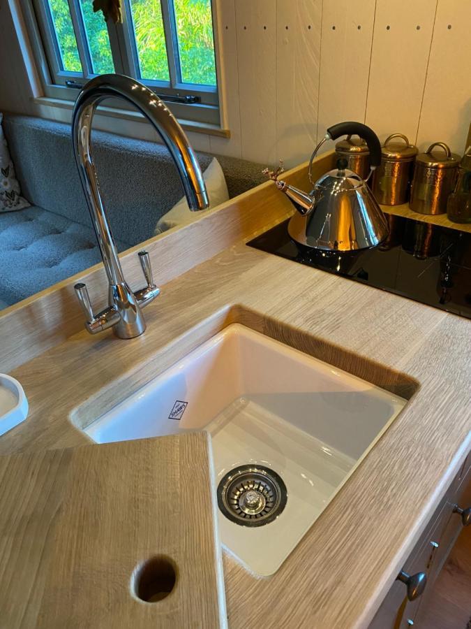 Chez Maurice Luxury Shepherds Hut With Bath And Hot Tub Kelling 외부 사진
